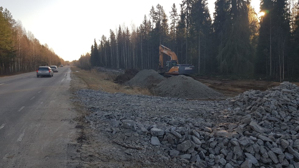Arbetsmaskinerna jobbar just nu med att förebereda marken för att anlägga en ny gång- och cykelväg mellan Notviken och Storheden. Den väg som går längs med Luleälvens strand kommer att påverkas av schaktarbeten i samband med Östra länken. 