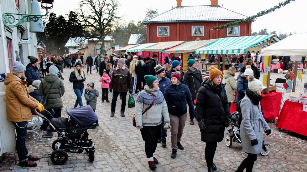 Trångt och mysigt som vanligt på Julmarknaden i Gamla Linköping.