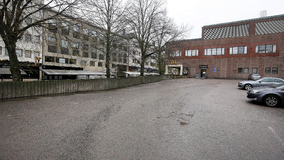 Mordförsöket ägde rum på Mc Donalds parkering i centrala Eskilstuna 2017.