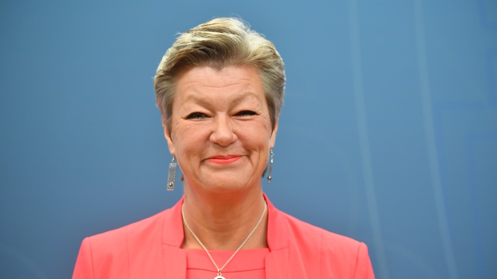 Ylva Johansson är något av det mest erfarna som svensk inrikespolitik kan ställa upp med i Europa. Det är just därför hon glider på svaren så mycket det går. 