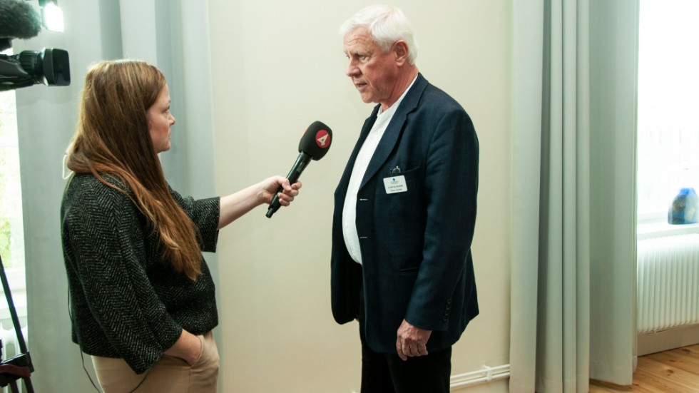 Göran Günther, chefsläkare, intervjuas i samband med presskonferensen om materialkrisen inom Region Uppsala.