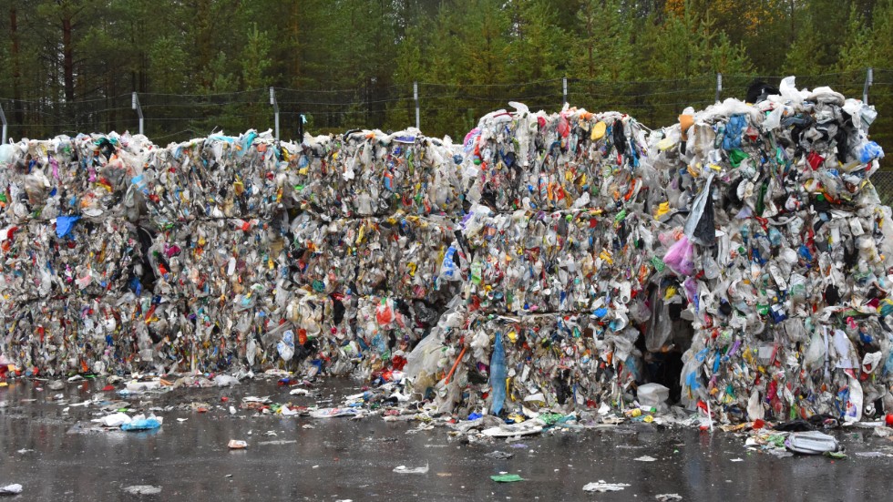 Bara en femtedel av all plast återvinns. resten bränns. Vi  konsumenter sorterar fel eller plasten går inte att återvinna. Producenterna ansvarar för att plasten återvinns.