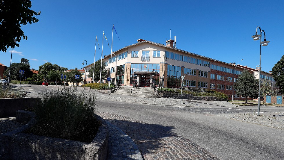 Tre kommundirektörer i Strängnäs kommun har slutat inom en fyraårsperiod. Vad beror det på? undrar Lennart Nilsson.