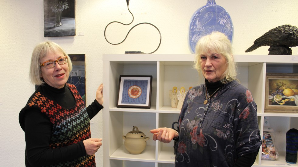 Ulla-Karin Hellsten och Kerstin Grönvall är två av alla medlemmar i Omkultur som gläds åt att galleriet öppnar igen.