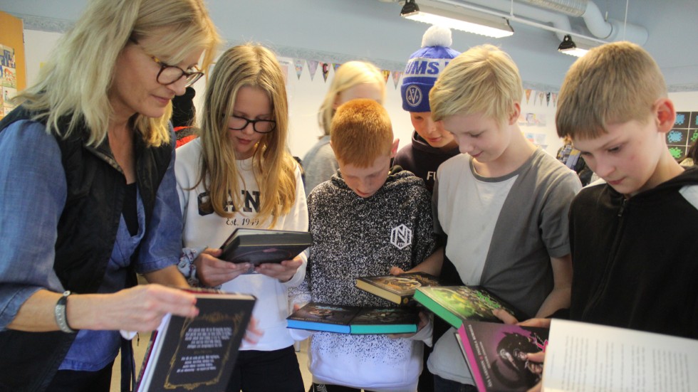 Inget inspirerar så mycket till bokläsning, som ett nära möte med författaren. I veckan ska Ingela Korsell träffa alla femteklassare i kommunen. På måndagen var hon bland annat hos Rike Pöker, Wilmer Sjöberg, Fredrik Pettersson och deras klasskamrater på Prolympia. 