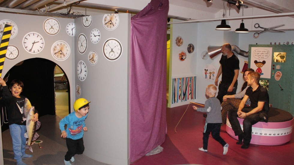 Utställningsteknikerna Magnus Carlsson och Stefan Johansson och  producenten Mia Sas kan konstatera att barnen verkar nöjda!