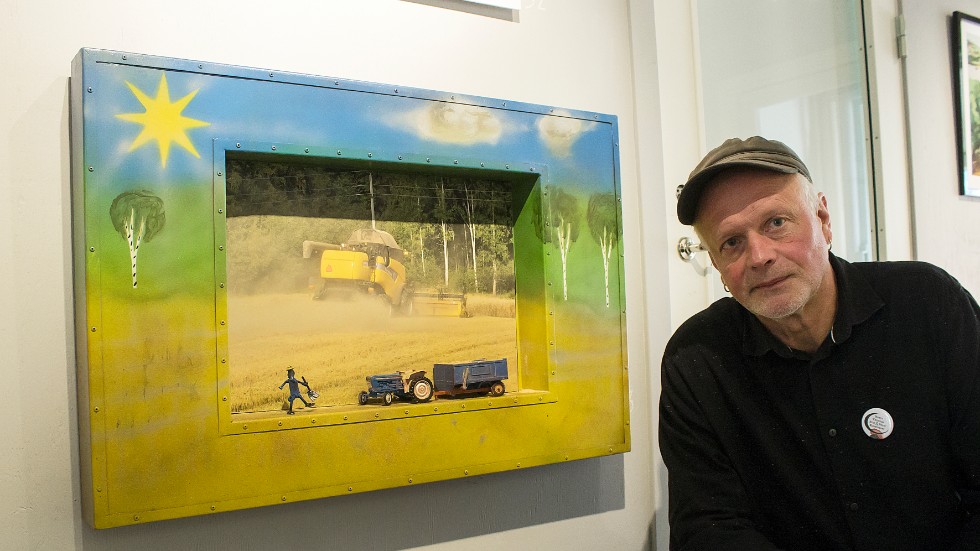 Göran Wager och hans egen tolkning av skördetid på landet. Här blandas foto och air brush med en del annat. Ramen är i plåt.