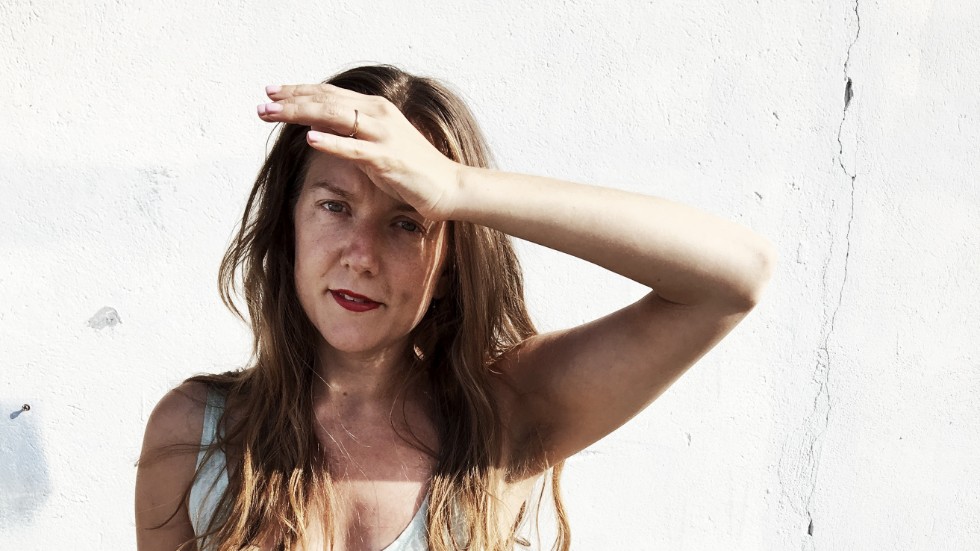 Tove Folkesson (född 1981) debuterade 2014 med "Kalmars jägarinnor". Hon är bosatt på Öland och är även verksam som musiker och skrivlärare.