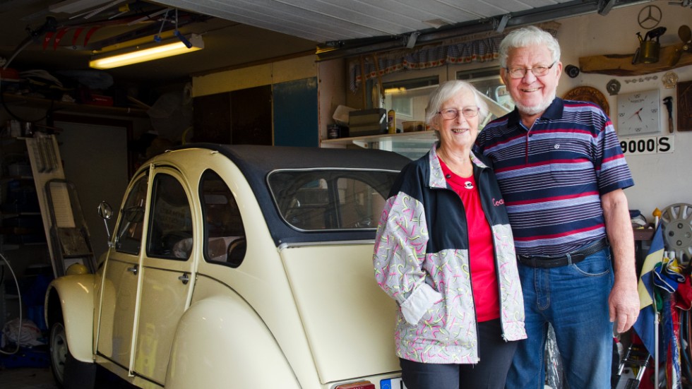 Inga-Maj och Pelle Eriksson i Nävekvarn har varit gifta i 60 år. Pelle har ett stort intresse för gamla bilar. På bilden syns deras Citroën 2CV6 från 1978 som de framförallt använder på somrarna.
