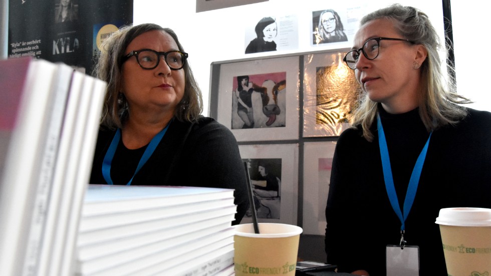 Konstnären Inger Thurfjell och författaren Regina Veräjä var på plats under Bok & Bild. "Det känns som ett storstadsfenomen att det ska kosta pengar", säger Inger Thurfjell.