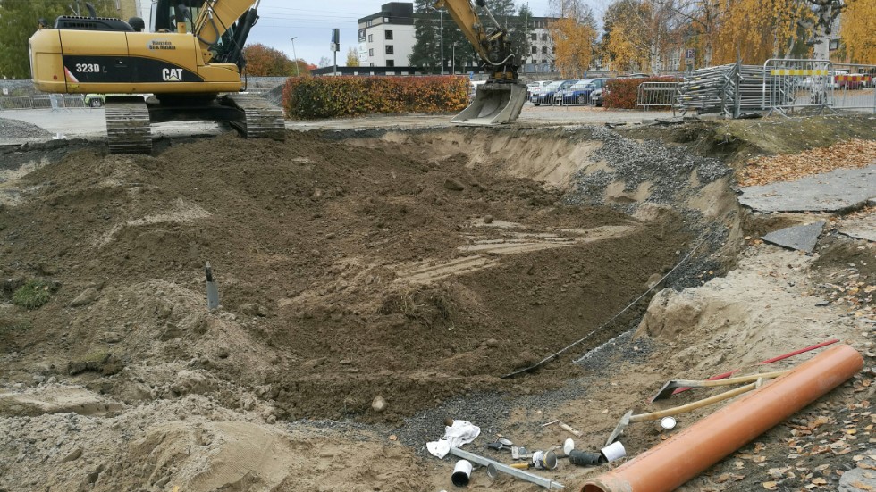 På tisdagen påbörjades arbetet med att laga vattenläckan på garnisparkeringen. " Jobbet att fixa läckan tog en dag", säger Tony Bexelius, Bodens kommun.