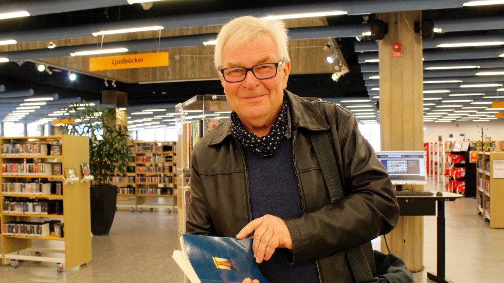Klas Eriksson, 68, hyllade valet av författaren Olga Tokarczuk. "Hon är så väl värd priset", säger han och ler.