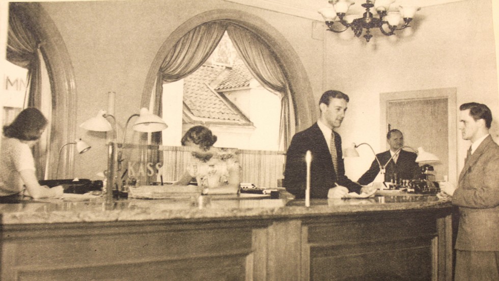 Såhär såg det ut på bankkontoret år 1950. En lång kassadisk sträckte sig genom större delen av lokalen. 