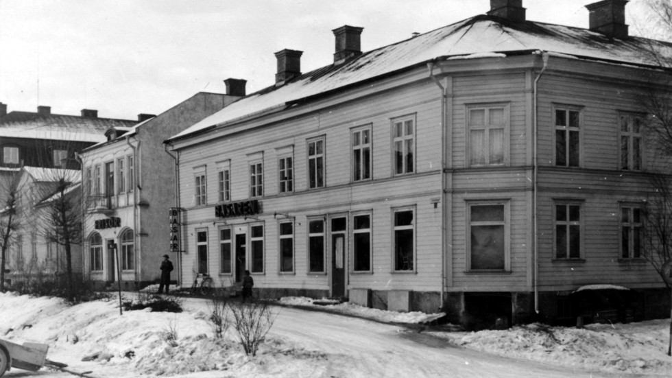 Magasinsgatan 2-6 (senare Stortorget 2-6). Den lilla upphöjning som kallades Raggarbacken. Närmast i bild Basaren och senare cykel- och radioaffär. Eldhärjades 1985. I mitten Frisörshuset, vars rivande var kontroversiellt.