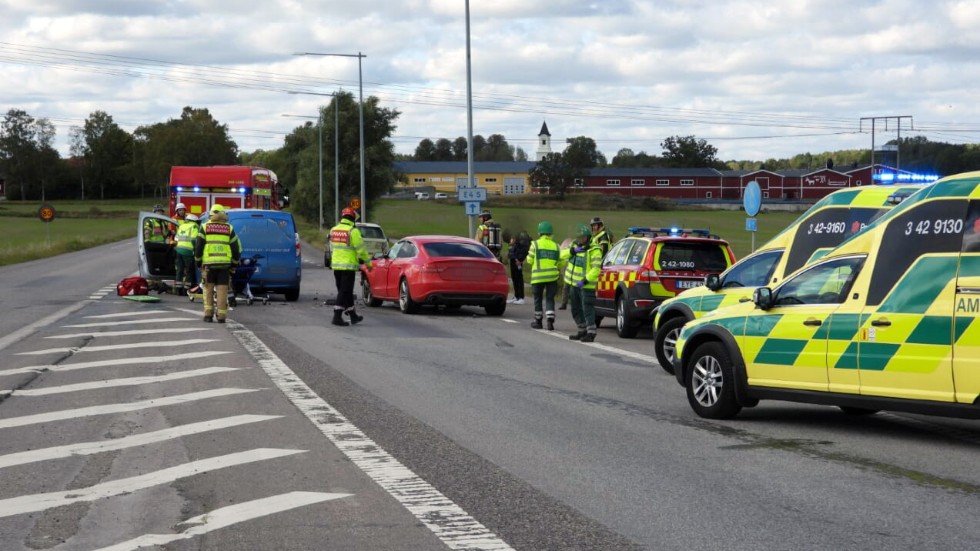 Flera bilar var inblandade i olyckan på Linköpingsvägen på tisdagsförmiddagen.