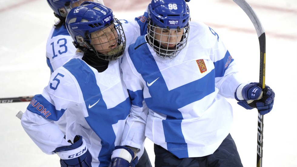 LHC:s Anna Kilponen, till vänster i den finska landslagströjan, gjorde sitt första mål i SDHL. 