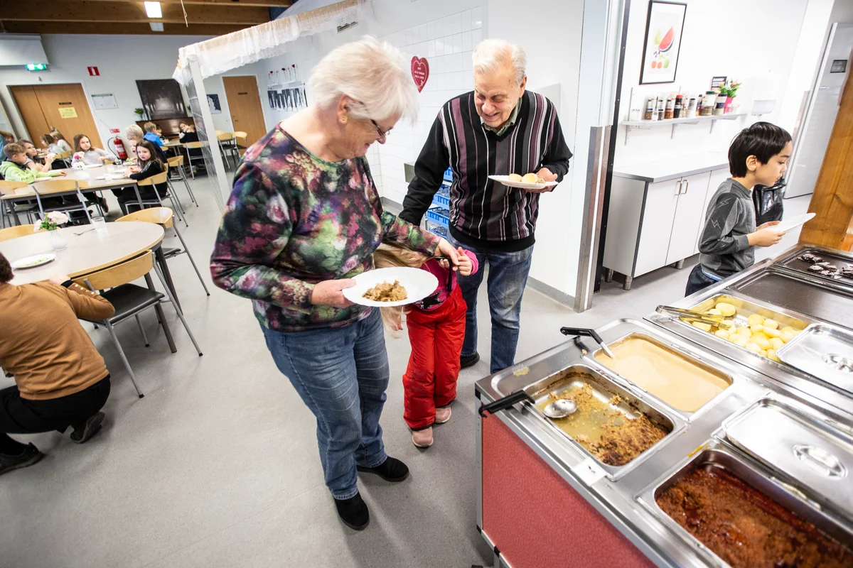 Generationsmöte när seniorer äter skollunch u2013 Upsala Nya Tidning