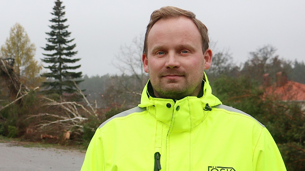Projektledare Simon Råsbacken informerar räddningstjänst och ambulans löpande om var på vägen det grävs för tillfället.
