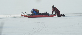 Fyra skridskoåkare genom isen 