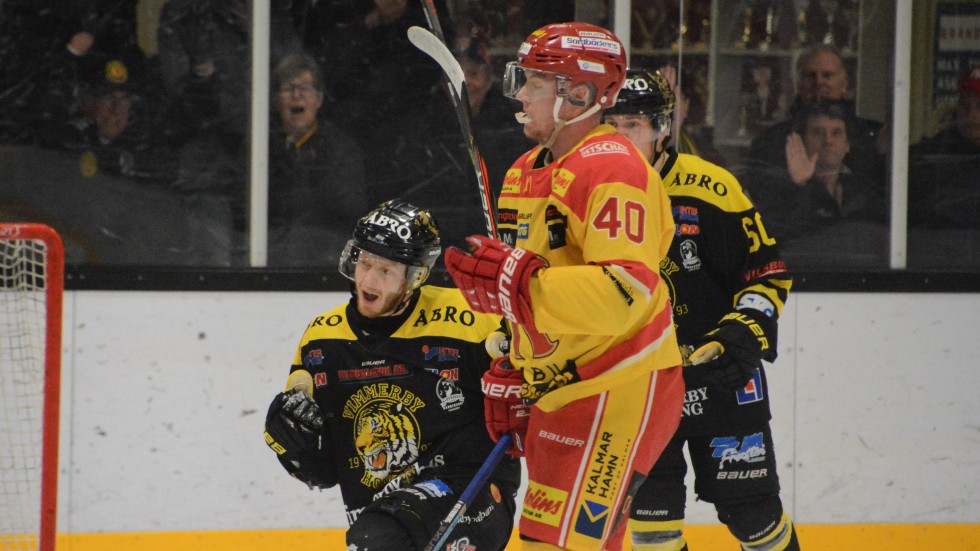 Pierre Gustavsson firar efter sitt 1-0-mål mot Kalmar. 