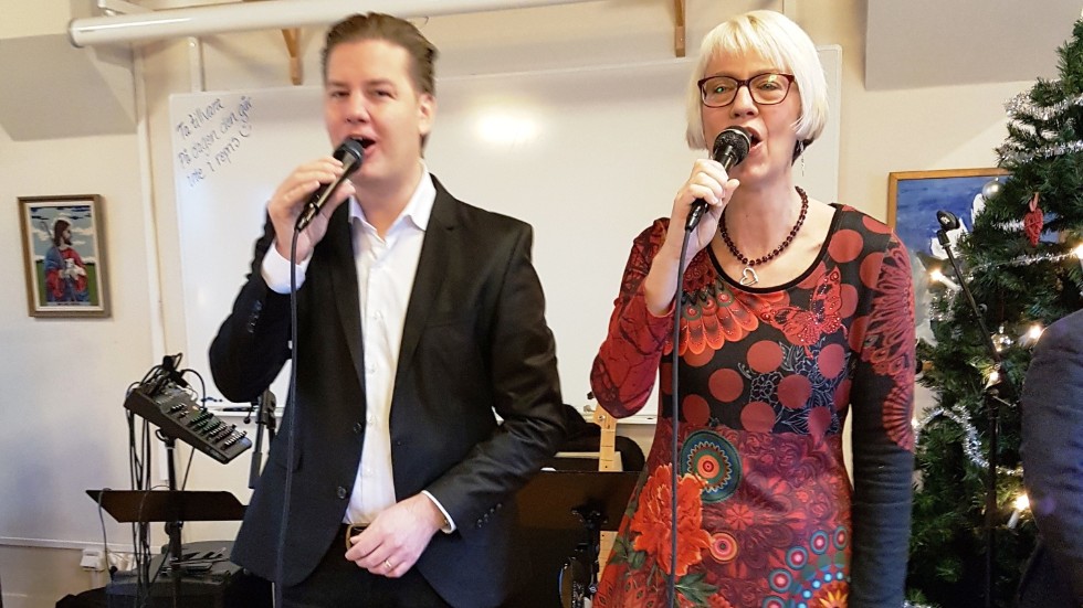 Johan och Gunilla Sigvardsson sjöng och underhöll på PRO:s julfest.