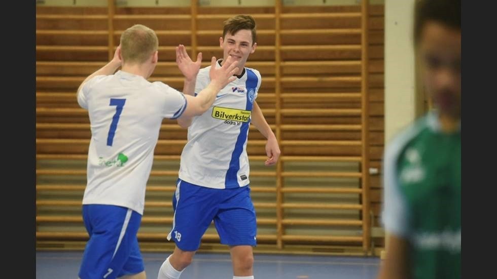 Södra Vi-glädje. Anton Brorsson och Adrian Mathiasson firar ett mål. De var också nära att få fira klubbens första KM-titel, men Gullringen snuvade dem på det i finalen. 