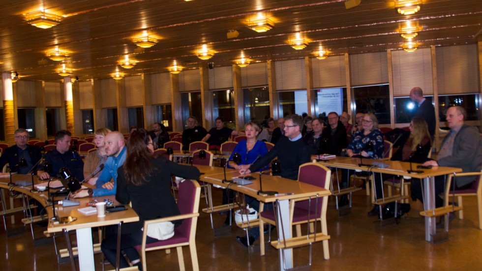 Ett femtontal åhörare - utöver tjänstemän vid polis, Region Norrbotten och Kalix kommun - fanns på plats på mötet i sessionssalen i kommunförvaltningen.