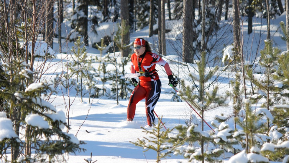 Många längdåkare söker till Älvsbyn för att de kan kombinera med andra sporter som skidorientering. På bild syns Elin Nordlund som gick NIU 2017. (arkivbild)