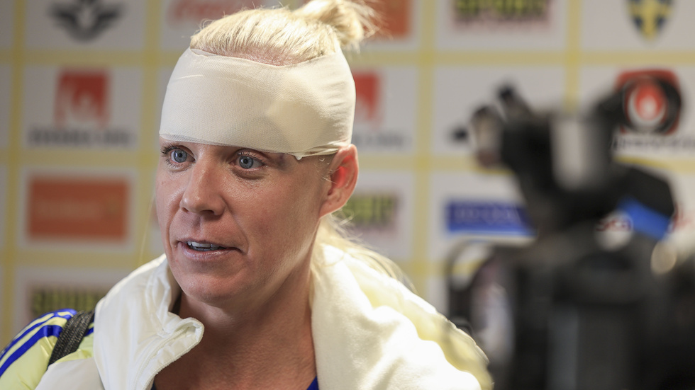 Sveriges landslagskapten Caroline Seger med bandage efter en krock med en motståndare under 1–1-matchen mot Italien i Malmö.