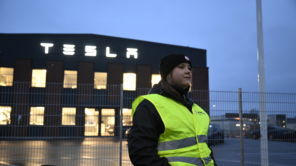 Emma Hansson från IF Metall är strejkvakt utanför Teslas Servicecenter i Segeltorp.