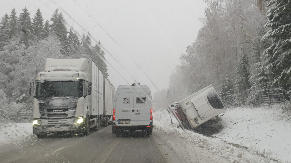 Snöovädret har ställt till det på vägarna, som i trakterna av Grums i Värmland där en långtradare gick av vägen på måndagen.