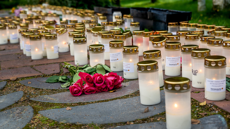Ljus och blommor till minne av en 13-årig pojke som hittades skjuten till döds i Haninge i september. Arkivbild.