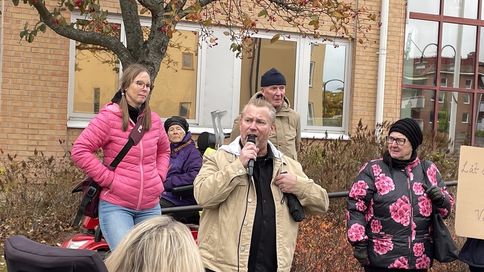 Demonstration utanför Strängnäs kommunhus  mot avskaffandet av LOV. Men politikernas agerande imponerade inte på signaturen Mariveranda.