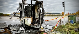 BILDERNA: Food truck totalförstörd i brand