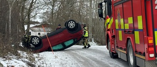 Trafikolycka utanför Uppsala – bil på taket