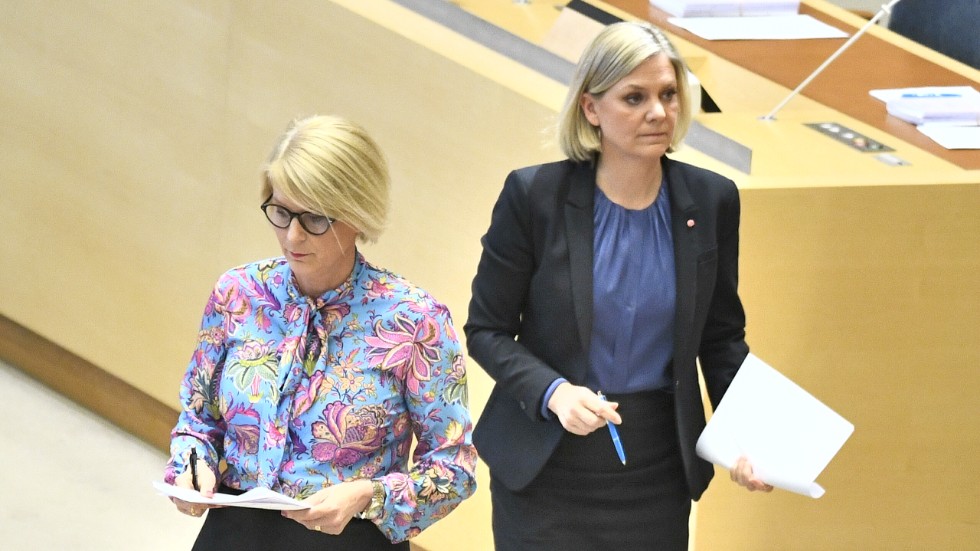 Magdalena Andersson (S) föreslår skattesänkningar. Finansminister Elisabeth Svantesson (M) har en hel del att fundera på.