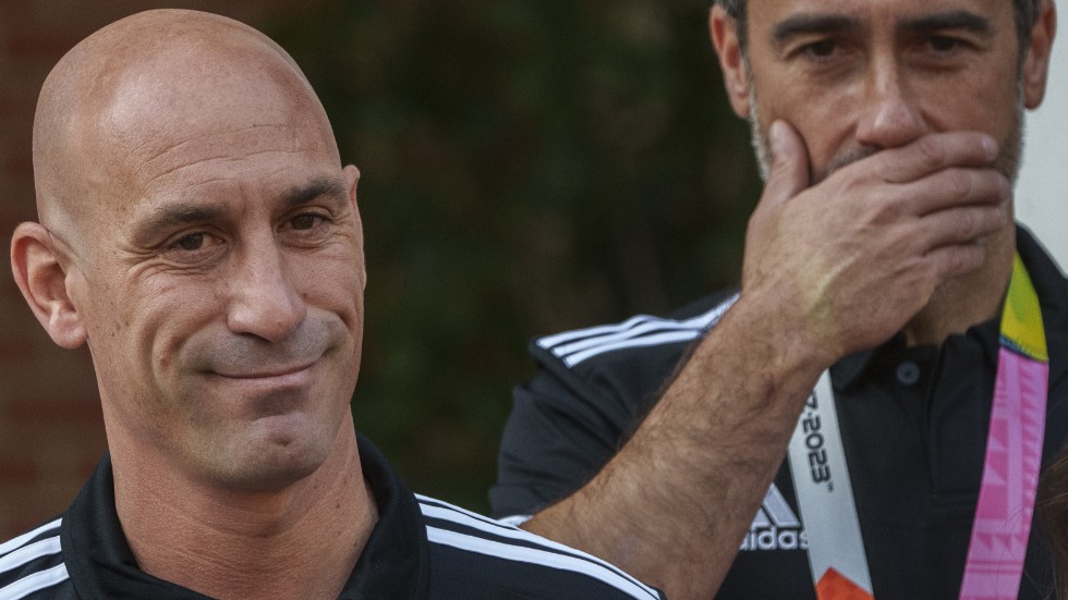 Luis Rubiales ber ovilligt om ursäkt för att han kysste Jennifer Hermoso på munnen. Bredvid honom står huvudtränaren för spanska damlandslaget i fotboll Jorge Vilda.