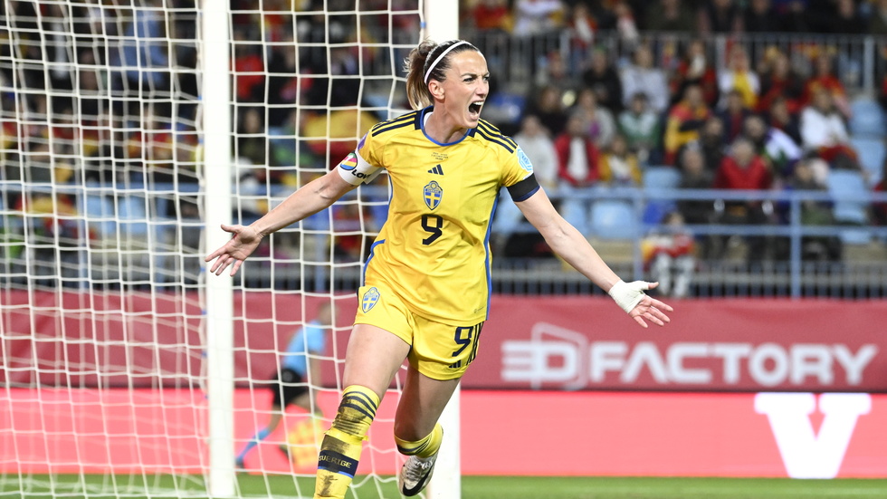 Kosovare Asllani gjorde ett av Sveriges mål i 3–5-förlusten mot Spanien när Nations Leagues gruppspelsfas avslutades i tisdag. Mittfältsstjärnan drog också på sig en varning – som innebär att hon är avstängd i nedflyttningskvalet i februari.