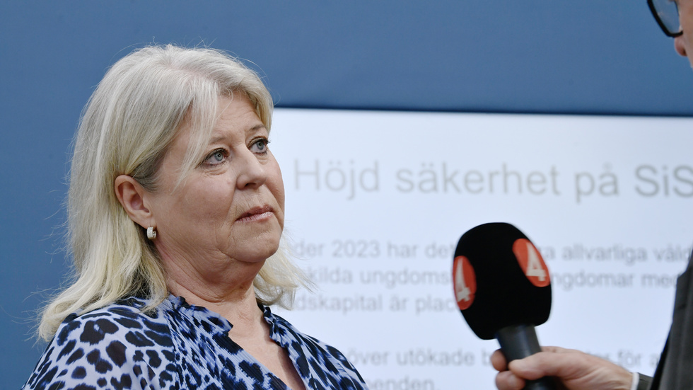 Socialtjänstminister Camilla Waltersson Grönvall presenterar nya åtgärder för att bryta rekryteringen av barn och unga till kriminella gäng.