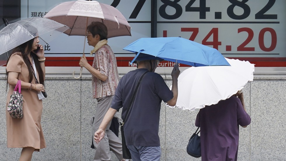 De ledande börserna i Asien backade i förmiddagshandeln på onsdagen. Arkivbild.