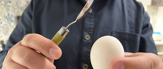 Så skalar du hårdkokta ägg – med lätta små slag
