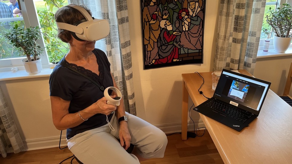 ”Det var intressant att se hur det ser ut i verkligheten”, säger Inger Nilsson efter att ha testat att titta på vindkraftparken med VR-glasögon.
