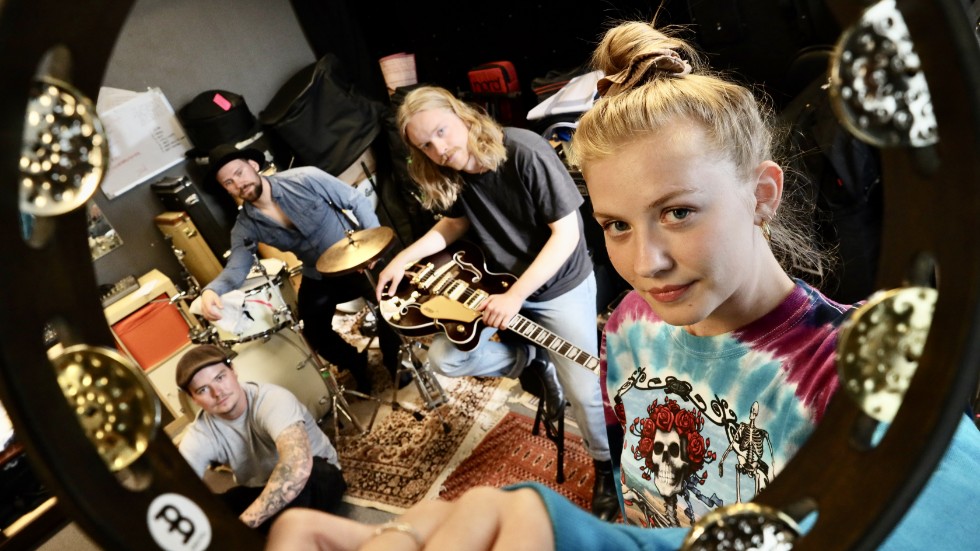 Lucid Blues in the rehearsal room. From left to right: Oscar Åström, Kristian Johansson, Sebasthian Regina, and Fanny Lundmark. Currently, the band is in a phase where they are rehearsing to create rather than simply rehearsing to refine. On Saturday, the band will be performing at the Trästock Festival.
