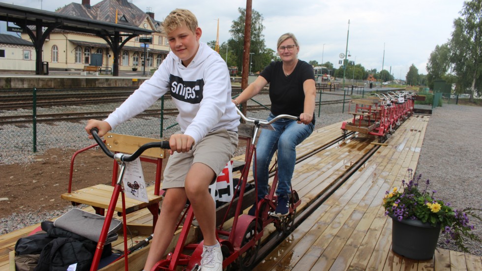 De tyska turisterna Mats Oie Voss och Diana Voss cyklade dressin trots den regntunga skyn över Hultsfred.
