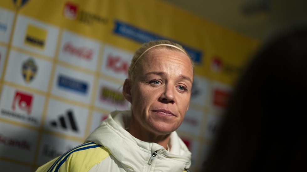 Caroline Seger vid pressträffen efter den svenska träningen i Melbourne vid fotbolls-VM i Australien.