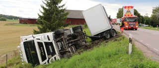 Lastbil i diket utanför Uppsala – två fördes till sjukhus