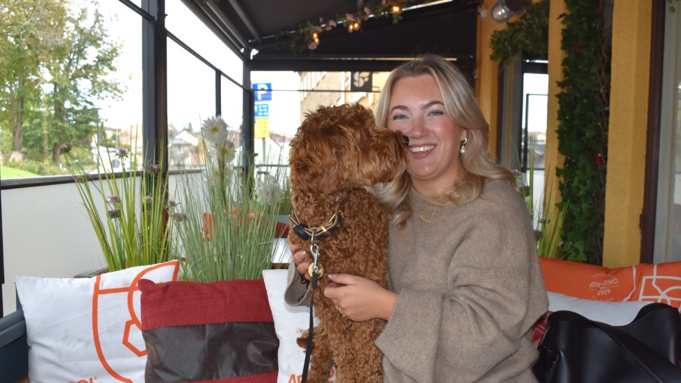Hunden Bobo är en rutinerad restaurangbesökare, bland annat här på Guldkant, tillsammans med matte Felicia Stridell. "Ett sätt att göra restaurangerna ännu mer hundvänliga vore att reservera vissa bord för sällskap som har hund med sig", säger hon. 