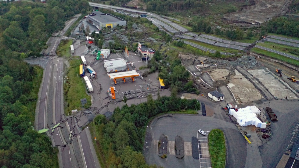 E6 vid Stenungsund är avstängd i båda riktningarna efter det att ett jordskred orsakat stora skador på vägbanan.