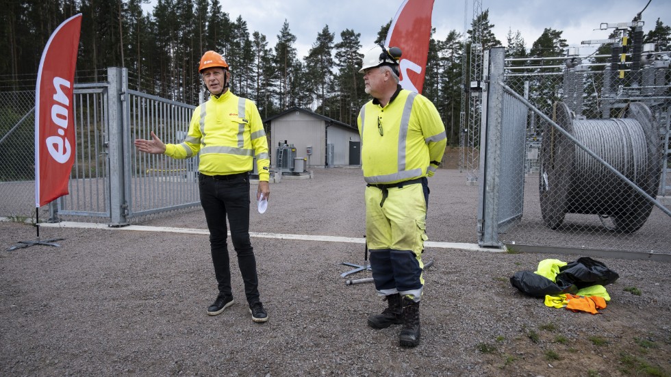 Björn Persson, kommunikationschef region, Eon och projektledare Per Andersson berättar om den nya kraftledningen mellan Kisa och Vimmerby som kommer att stå helt klar sommaren 2024.