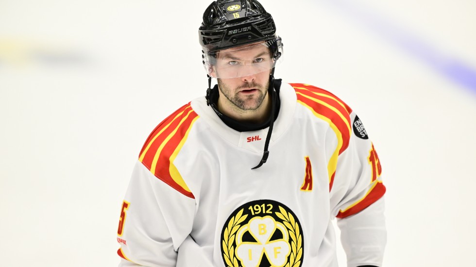 Simon Bertilsson och Brynäs ska spela i hockeyallsvenskan den här säsongen. Arkivbild.